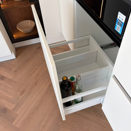 Mobilier din MDF termoformat cu blat din cuarț compozit și mânere gola, finisaj negru mat