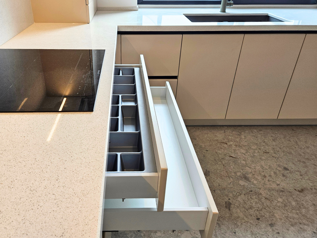 Mobilier pentru bucătărie NORVINIA, cu mânere profil GOLA, cu blat din cuarț compozit și chiuvetă montată sub blat