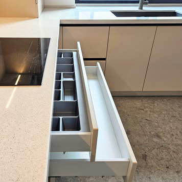 Mobilier pentru bucătărie NORVINIA, cu mânere profil GOLA, cu blat din cuarț compozit și chiuvetă montată sub blat