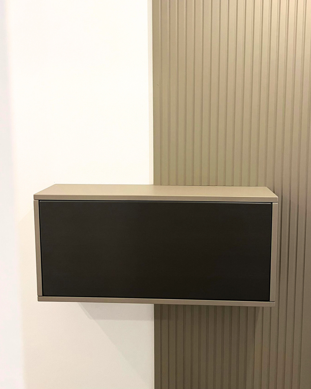 Mobilier pentru hol cu riflaj și oglindă realizat la comandă de NORVINIA