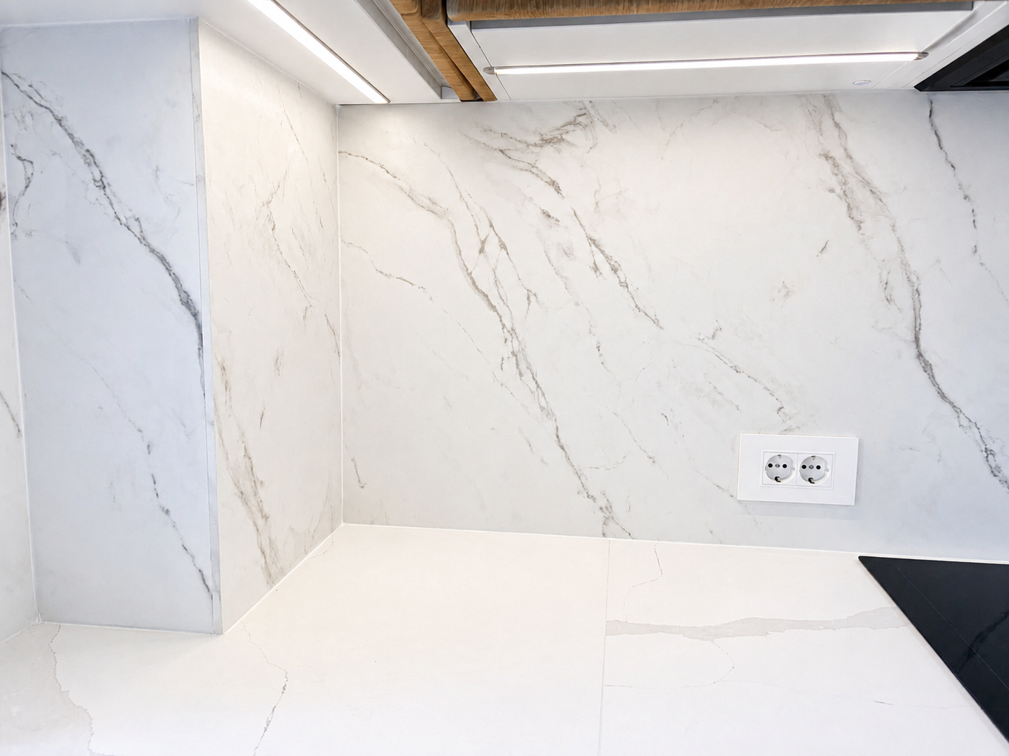 Mobilier de bucătărie NORVINIA, cu fronturi din MDF termoformat uni și textură lemn, blat din cuarț compozit și mânere tip profil GOLA