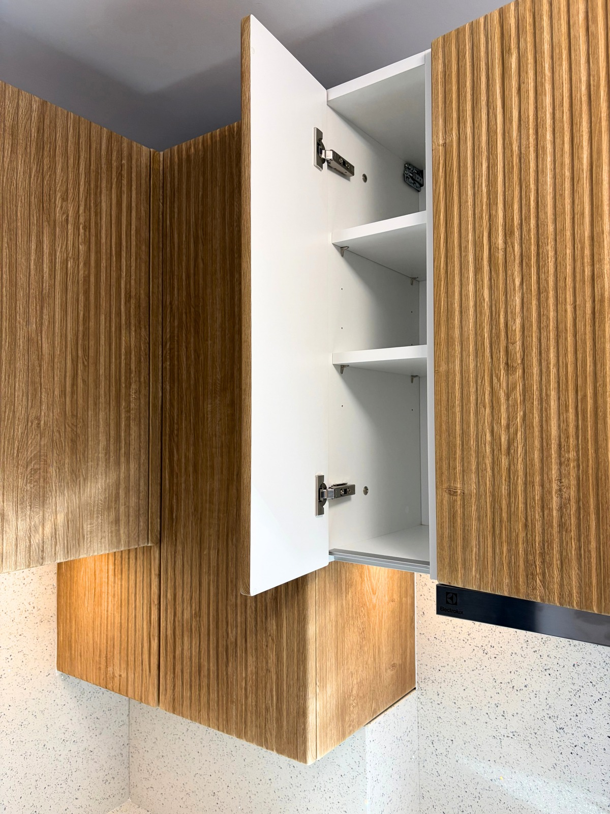 Mobilier din MDF termoformat cu blat, contrablat din cuarț compozit și mânere tip profil GOLA