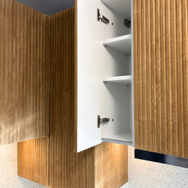 Mobilier din MDF termoformat cu blat, contrablat din cuarț compozit și mânere tip profil GOLA