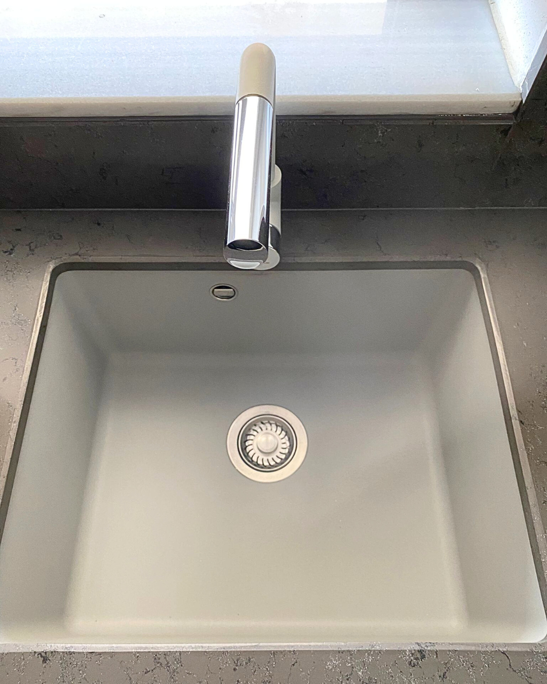 Mobilier pentru bucătărie NORVINIA, cu blat din cuarț compozit și chiuvetă montată sub blat