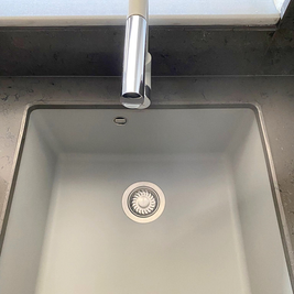 Mobilier pentru bucătărie NORVINIA, cu blat din cuarț compozit și chiuvetă montată sub blat