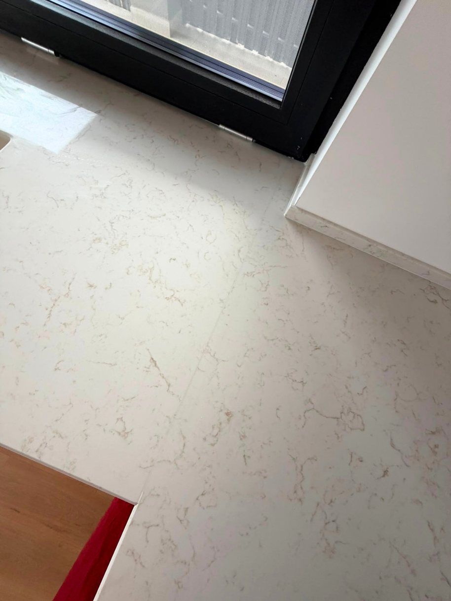 Mobilier din MDF termoformat cu blat din cuarț compozit și mânere metalice aplicate