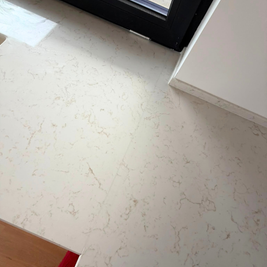Mobilier din MDF termoformat cu blat din cuarț compozit și mânere metalice aplicate
