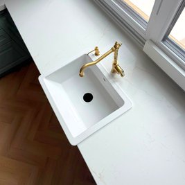 Mobilier de bucătărie din MDF termoformat cu blat din cuarț și mânere metalice aplicate aurii