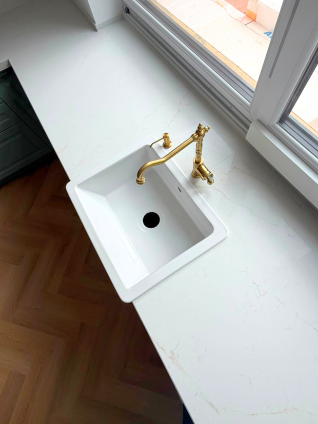 Mobilier de bucătărie din MDF termoformat cu blat din cuarț și mânere metalice aplicate aurii