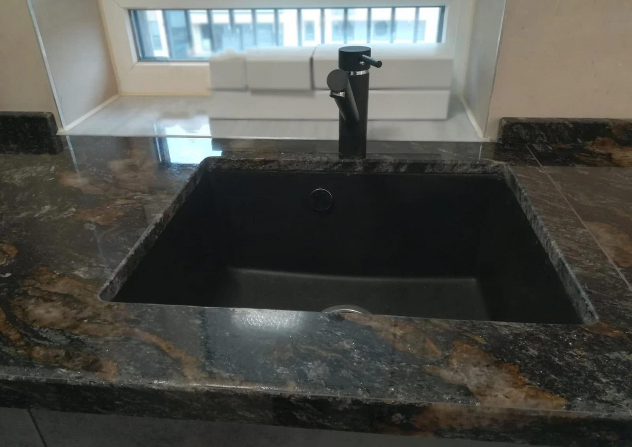 Chiuvetă sub blat din granit, fără picurător și cu o cuvă