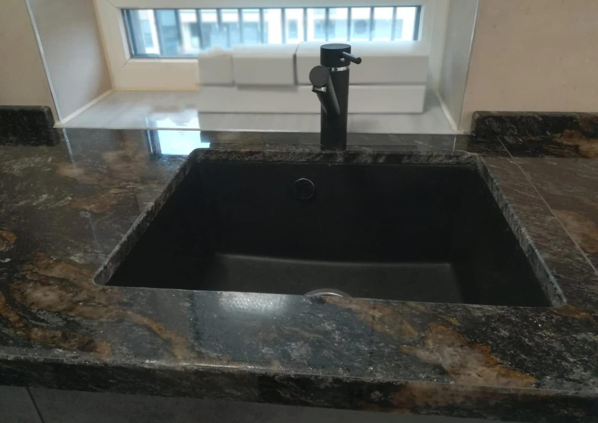 Chiuvetă sub blat din granit, fără picurător și cu o cuvă