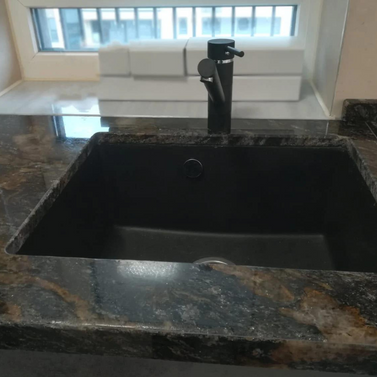 Chiuvetă sub blat din granit, fără picurător și cu o cuvă