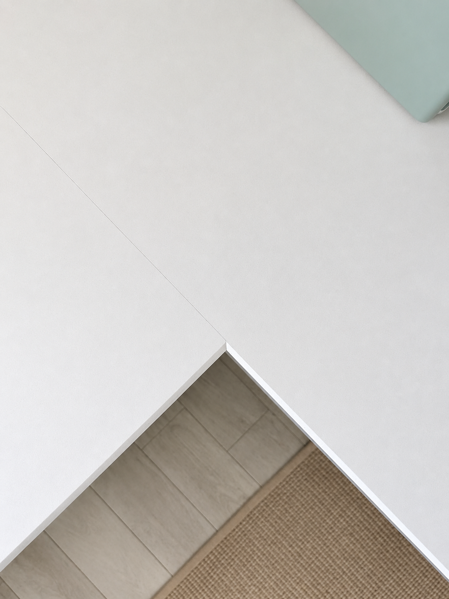 Mobilier de bucătărie NORVINIA, cu fronturi din MDF termoformat, blat din cuarț compozit și mânere metalice aplicate