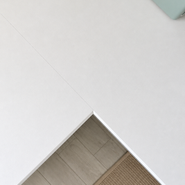 Mobilier de bucătărie NORVINIA, cu fronturi din MDF termoformat, blat din cuarț compozit și mânere metalice aplicate