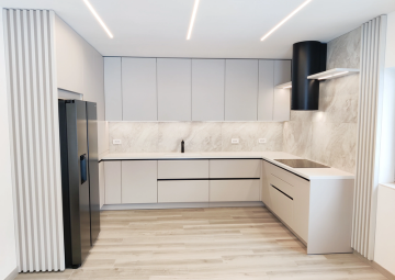 Mobilă de bucătărie fabricată la comandă de Norvinia cu blat din cuarț compozit, mobilier din MDF termoformat