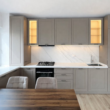 Mobilier la comandă pentru bucătărie NORVINIA, cu mânere metalice aplicate și blat din cuarț compozit