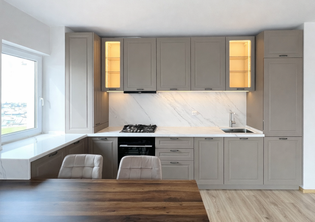 Mobilier la comandă pentru bucătărie NORVINIA, cu mânere metalice aplicate și blat din cuarț compozit