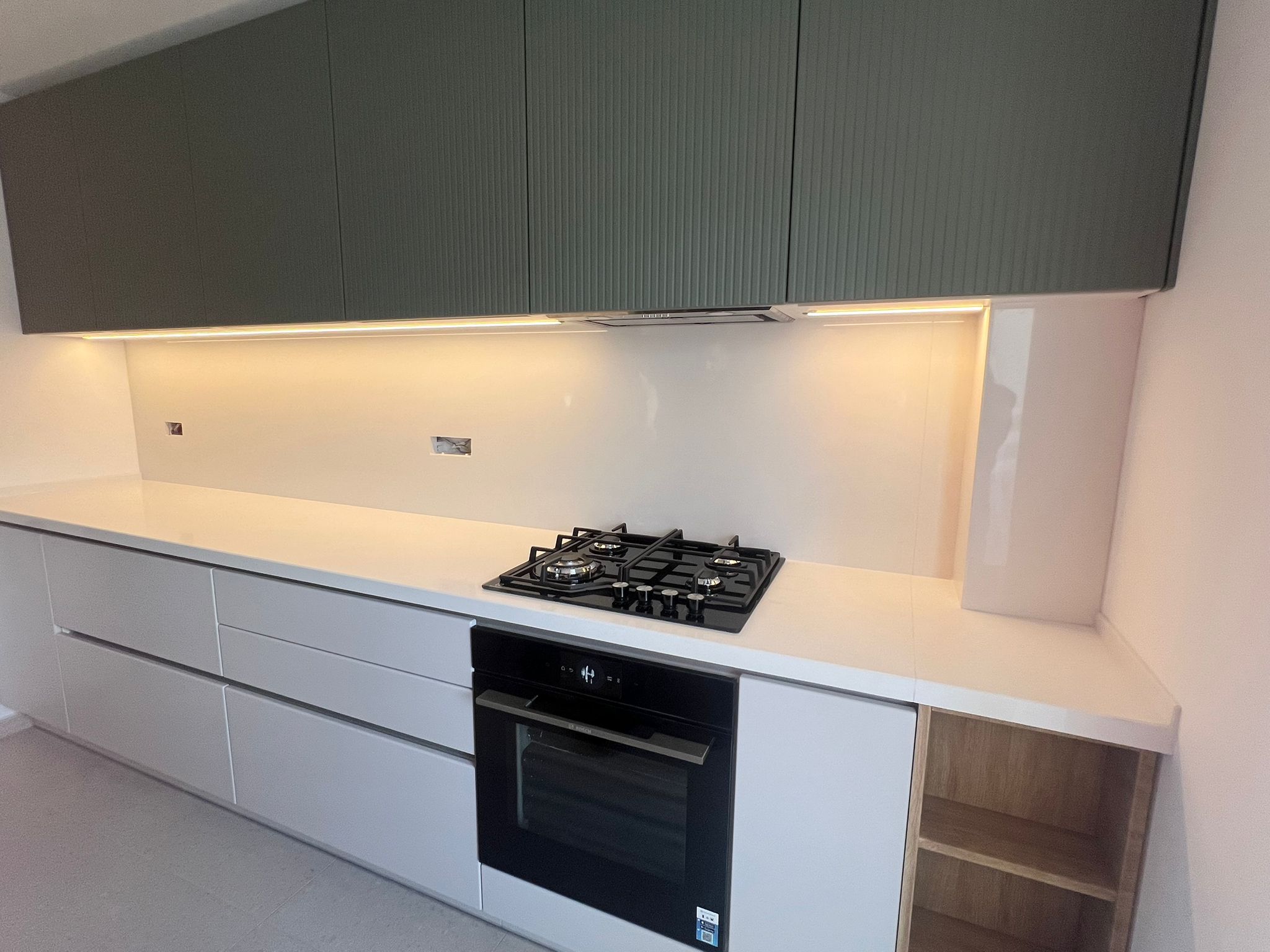 Mobilier bucătărie NORVINIA, cu blat din cuarț compozit