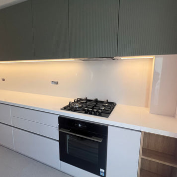 Mobilier bucătărie NORVINIA, cu blat din cuarț compozit