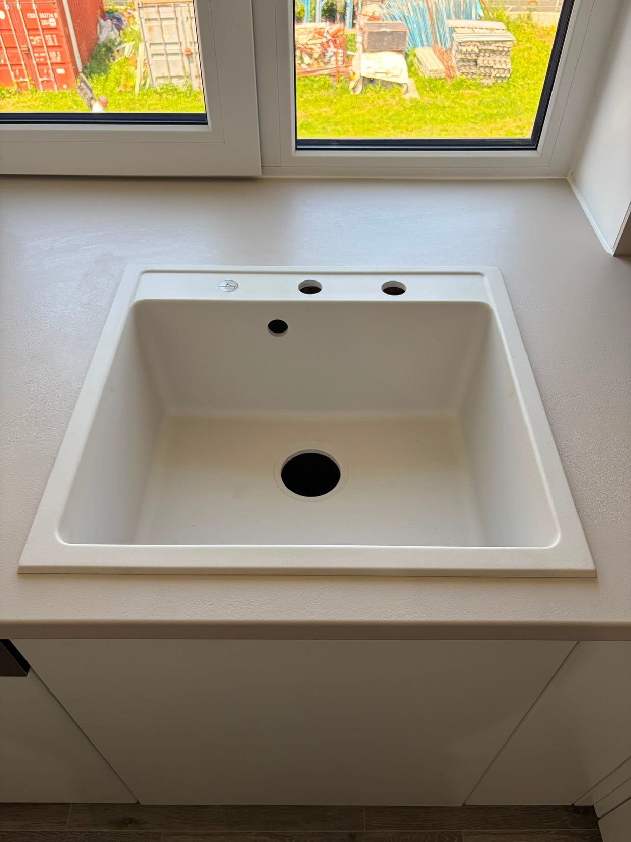 Mobilier de bucătărie NORVINIA, cu fronturi din MDF termoformat, blat termorezistent EGGER și mânere tip profil GOLA, finisaj negru mat