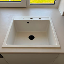 Mobilier de bucătărie NORVINIA, cu fronturi din MDF termoformat, blat termorezistent EGGER și mânere tip profil GOLA, finisaj negru mat