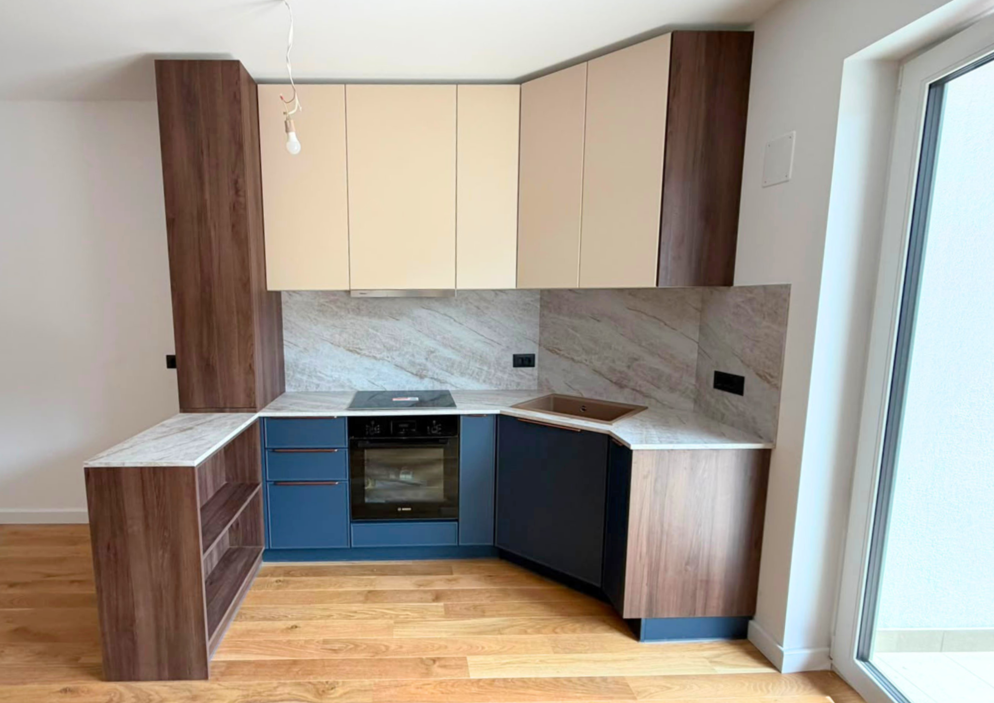 Mobilier din MDF termoformat cu blat termorezistent și mânere metalice aplicate/tip profil GOLA