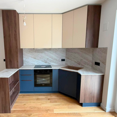 Mobilier din MDF termoformat cu blat termorezistent și mânere metalice aplicate/tip profil GOLA
