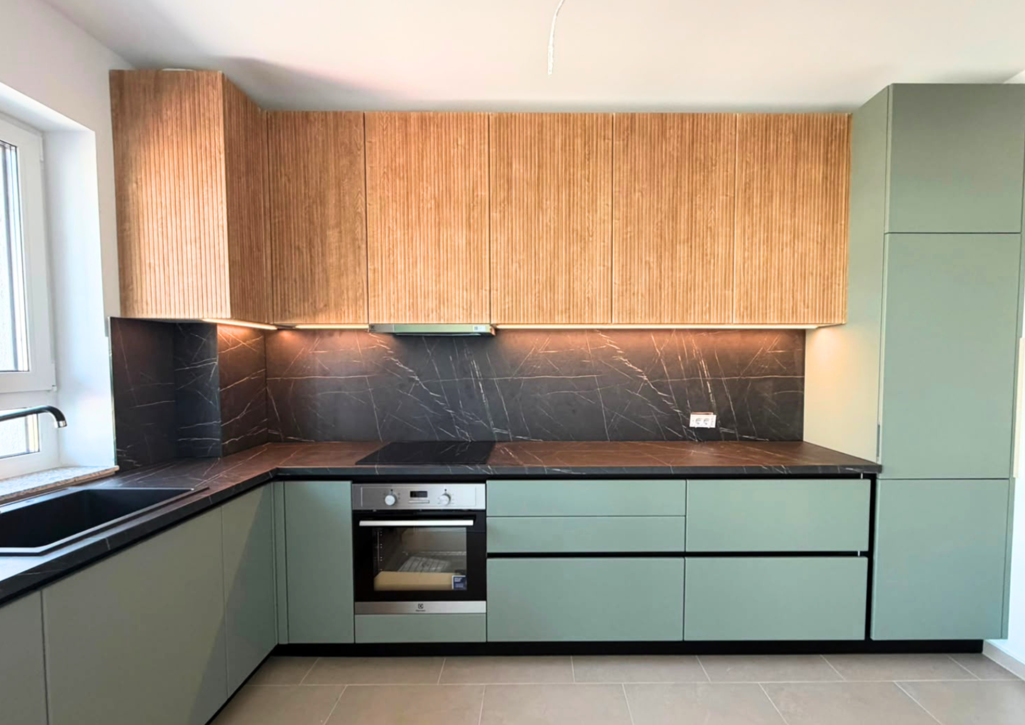 Mobilier din MDF termoformat cu blat termorezistent și mânere gola, finisaj negru mat