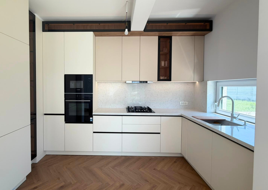 Mobilier din MDF termoformat cu blat din cuarț compozit și mânere gola, finisaj negru mat