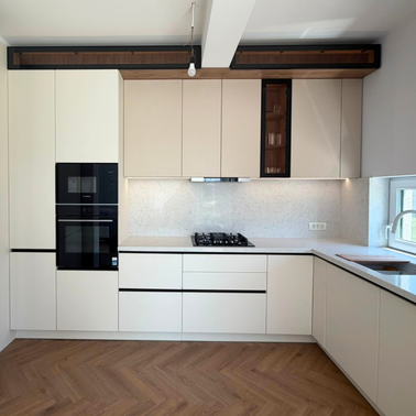 Mobilier din MDF termoformat cu blat din cuarț compozit și mânere gola, finisaj negru mat