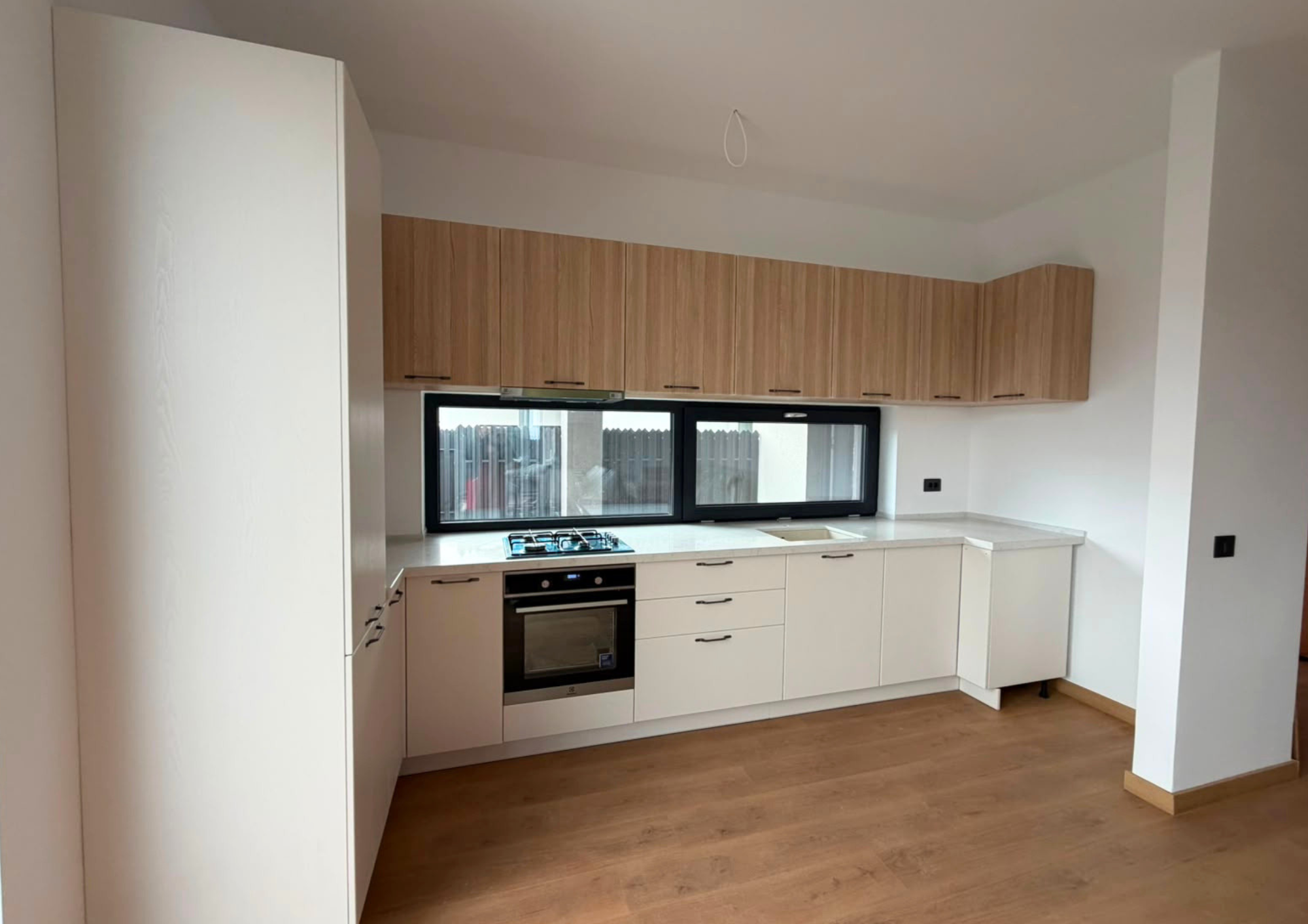 Mobilier din MDF termoformat cu blat din cuarț compozit și mânere metalice aplicate