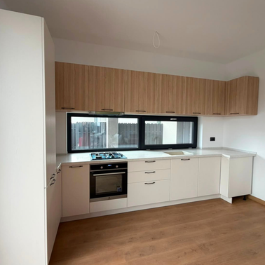 Mobilier din MDF termoformat cu blat din cuarț compozit și mânere metalice aplicate