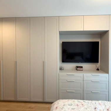 Mobilier la comandă din MDF termoformat pentru dormitor - noptieră, consolă și dressing