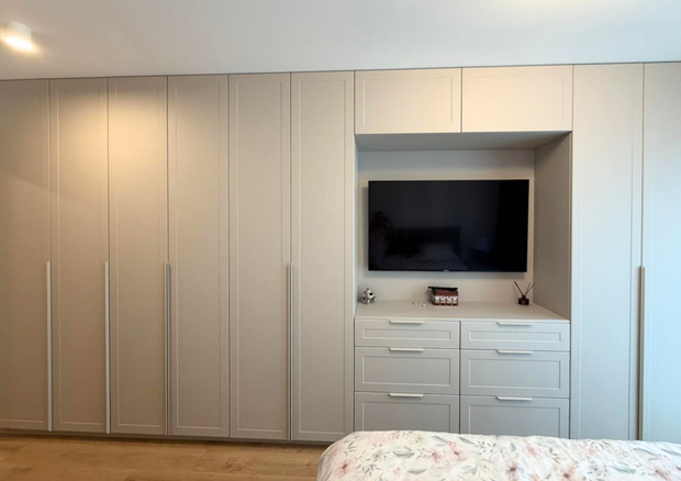 Mobilier la comandă din MDF termoformat pentru dormitor - noptieră, consolă și dressing
