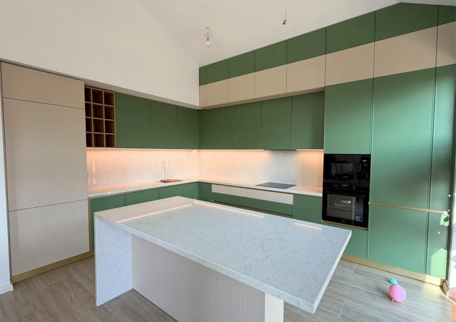 Mobilier din MDF termoformat cu blat din cuarț compozit, insulă cu blat din cuarț și mânere GOLA