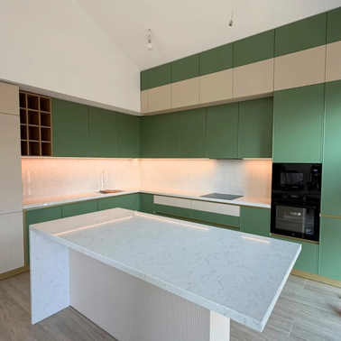 Mobilier din MDF termoformat cu blat din cuarț compozit, insulă cu blat din cuarț și mânere GOLA
