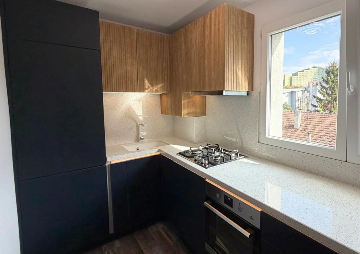 Mobilier din MDF termoformat cu blat, contrablat din cuarț compozit și mânere tip profil GOLA