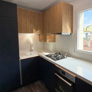 Mobilier din MDF termoformat cu blat, contrablat din cuarț compozit și mânere tip profil GOLA
